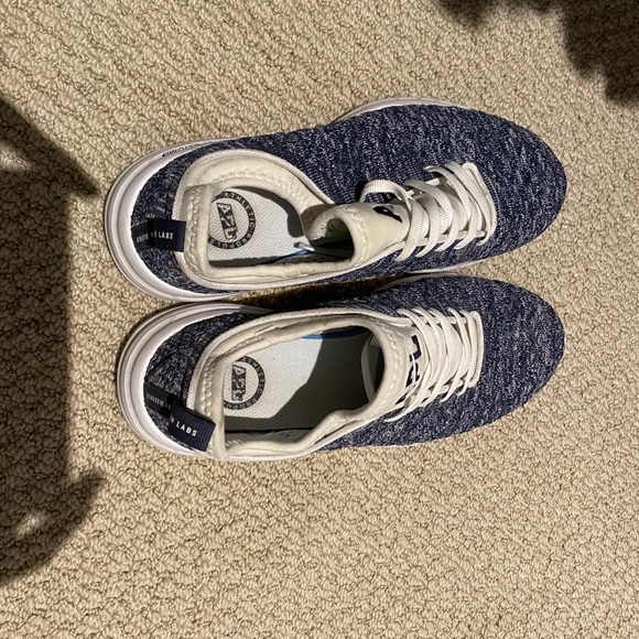 Apl - Picture 4 of 4